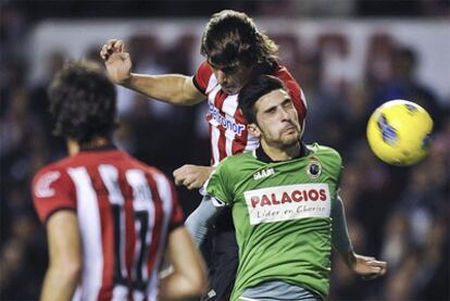 Munitis y Colsa tratan de frenar el avance de Muniain.