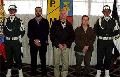 David Bracken, James Monagham y Mertin Mc Cauley en un cuartel de la policía de Bogotá.