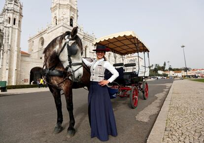 Gabriela Santos, de 26 años, conductora de carruajes para turistas, posa frente al monasterio de los Jerónimos en Lisboa (Portugal). "En mi trabajo es mejor ser una mujer que un hombre. Las mujeres tienen más sensibilidad con los caballos. Por eso los empresarios prefieren contratar a mujeres. También los turistas optan por un carro conducido por una mujer", dijo Santos.