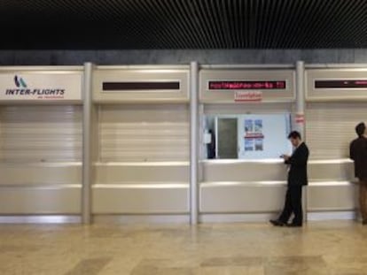 Mostradores de aerol&iacute;neas cerrados en una de las terminales del aeropuerto de Barajas.