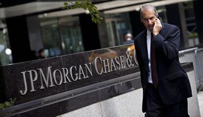 Un hombre pasa junto a la sede de JP Morgan.