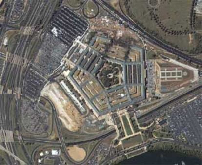 Fotografía captada por satélite del Pentágono en la que se aprecian los daños ocasionados por la colisión del avión.