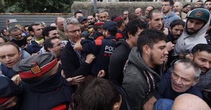 Agents dels Mossos intenten accedir al centre on tenia previst votar el vicepresident Junqueras, el dia 1.