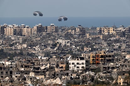 Dos paracaídas con sendos cargamentos de ayuda humanitaria caen sobre Gaza este martes.