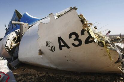 Una pieza del fuselaje del avión siniestrado en el Sinaí (Egipto).