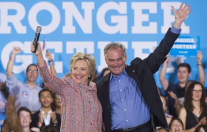 Clinton saluda desde el escenario junto a Tim Kaine, senador de Virginia. 