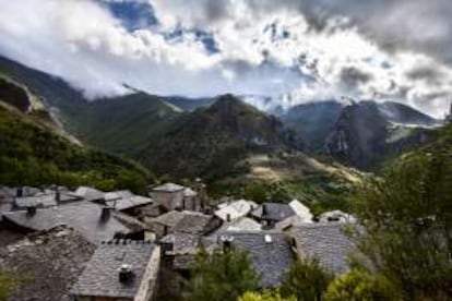 Slate roofs in Santiago de Peñalba.