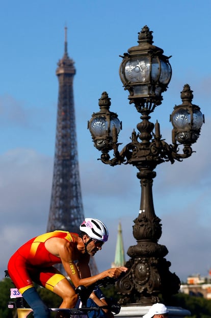 Daniel Molina, a su paso por la Tore Eiffel.