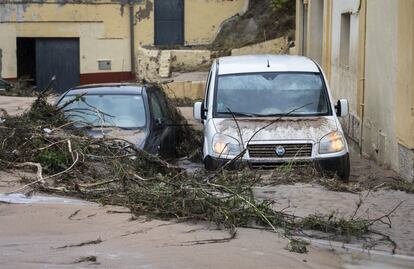 Vehículos afectados por la crecida del río Clariano, en la localidad valenciana de Ontinyent.