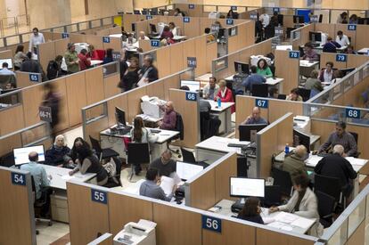 Empleados en una delegaci&oacute;n de la Agencia Tributaria en Madrid.