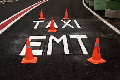 Por la plaza solo queda un carril para el transporte público y el acceso a los residentes.