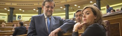 Mariano Rajoy, Soraya Saenz de Santamaría y Hernando en el Congreso.