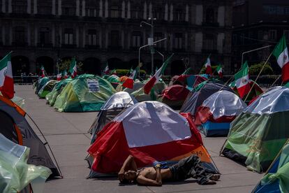 Uno de los campistas descansando bajo el rayo de sol. 