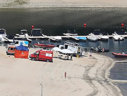 El dispositivo de búsqueda desplegado en el embarcadero de la urbanización de la que salió la lancha de la que desapareció la niña de 10 años en el pantano de San Juan.