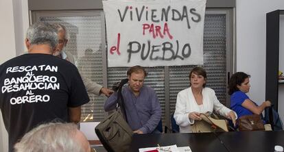 Elena Cortés, reunida con vecinos de una corrala de Sevilla, en 2012.