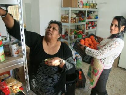 Dos mujeres de Acampada Dignidad, en el almacén del centro social.