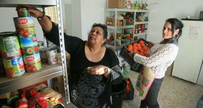 Dos mujeres de Acampada Dignidad, en el almacén del centro social.