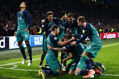 Los jugadores del Tottenham celebran el pase a la final de la Champions tras el tercer gol anotado por Lucas Moura.