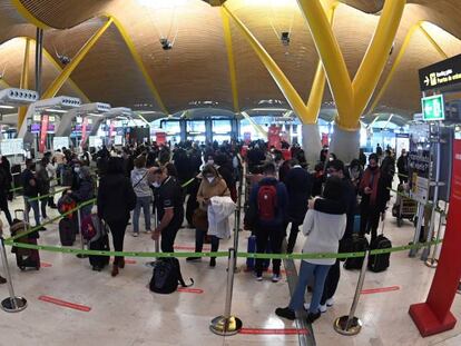 Colas en los mostradores de facturación de equipaje en la T4 del aeropuerto de Madrid-Barajas.