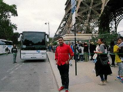Omar Hichamy, uno de los terroristas del 17-A, junto a la Torre Eiffel días antes de los atentados.