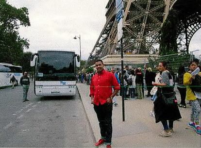 Omar Hichamy, uno de los terroristas del 17-A, junto a la Torre Eiffel días antes de los atentados.