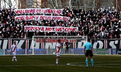 Pancartas en las gradas del Campo de Fútbol de Vallecas contra el fichaje del jugador ucranio Zozulya en 2017.