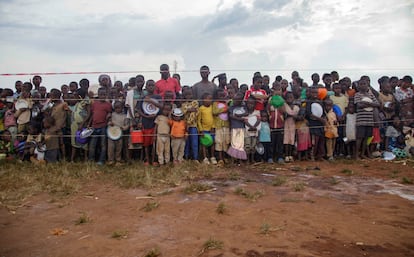 Niños y adolescentes refugiados de origen congoleño esperan un reparto de comida en Rugombo (Burundi) el 25 de febrero.