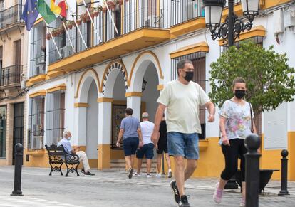 Fachada del Ayuntamiento de Coria del Río, en Sevilla.