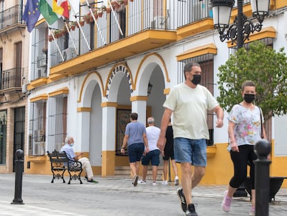 Fachada del Ayuntamiento de Coria del Río, en Sevilla.