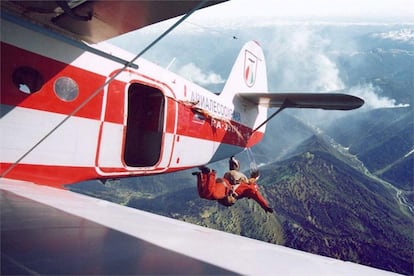 Un miembro de los equipo de aviación salta en paracaídas en la zona del incendio. Diversas instancias de la sociedad civil se han dirigido al presidente ruso, Vladímir Putin, para que movilice más medios contra el incendio que ha arrasado extensas zonas del oriente del país.