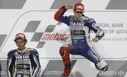 Lorenzo en el podio con Rossi.