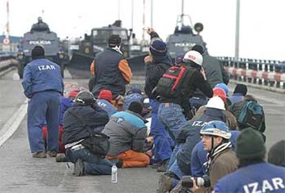 Trabajadores de los astilleros de Izar se enfrentaron ayer a los agentes en el puente Carranza de Cádiz.