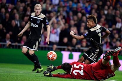 El delantero brasileño del Ajax, David Neres, bate al portero del Real Madrid, Thibaut Courtois, para poner el 0 a 2 en el marcador.