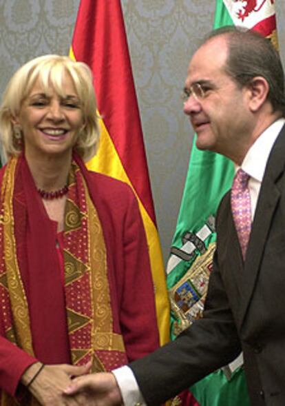 Manuel Chaves y Teófila Martínez, ayer, en el acto institucional celebrado en Cadíz.