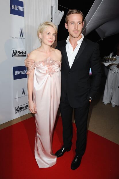 Michelle Williams promocionó My blue Valentine muy bien acompañada por Ryan Gosling y este diseño de alta costura de Chanel (primavera-verano 2010). 