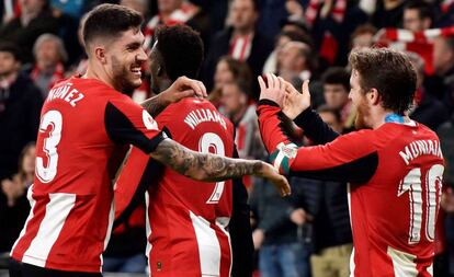 Unai Núñez, Iñaki Williams e Iker Muniain celebran el gol de este último ante el Granada este miércoles en San Mamés.