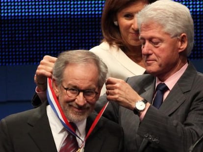 Steven Spielberg ha recibido de manos del ex presidente Bill Clinton la Medalla de la Libertad concedida por el Centro Constitucional de Filadelfia, ha informado la BBC. El cineasta ha sido reconocido con este galardón, que también han recibido personajes como Nelson Mandela, por inspirar a la gente a comprender mejor el significado de la "libertad".