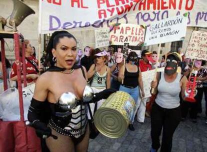Cacerolada en defensa de los derechos de las prostitutas y contra la persecución policial, frente al Ayuntamiento de Madrid, en julio de 2004.