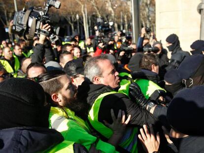 Los Mossos evitan la entrada de taxistas en el parque de Ciutadella.