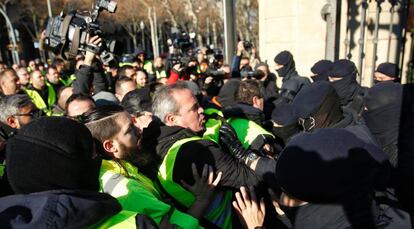 Los Mossos evitan la entrada de taxistas en el parque de Ciutadella.