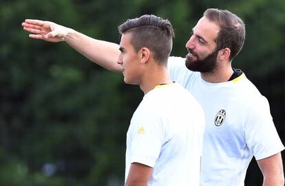 Higuaín charla con Dybala.