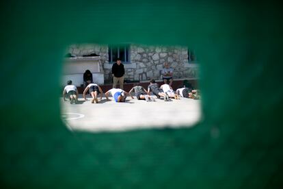 Un grupo de menores hace ejercicio en un centro de menores de Madrid.