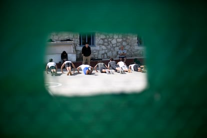 Un grupo de menores hace ejercicio en un centro de menores de Madrid.