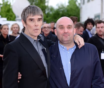 Ian Brown y el director Shane Meadows en el estreno del documental 'The Stone Roses: Made Of Stone' en Manchester en 2013.