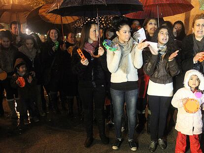 Varias de las mujeres gitanas cantan villancicos frente a la Iglesia San Nicolás.
