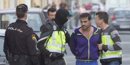 Uno de los implicados, en el momento de su detención en el barrio de San José Obrero de Alcantarilla (Murcia).