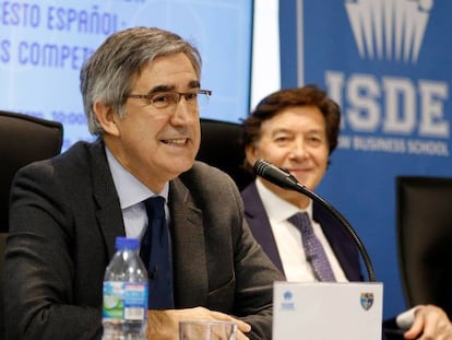 Jordi Bertomeu y José Ramón Lete en la mesa redonda 'El baloncesto español: el futuro de sus competiciones', en la sede del Instituto Superior de Derecho y Economía (ISDE) el 6 de marzo