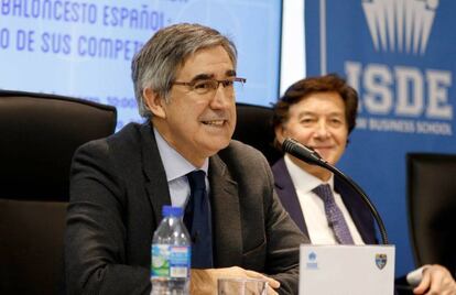 Jordi Bertomeu y José Ramón Lete en la mesa redonda 'El baloncesto español: el futuro de sus competiciones', en la sede del Instituto Superior de Derecho y Economía (ISDE) el 6 de marzo