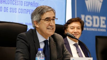 Jordi Bertomeu y José Ramón Lete en la mesa redonda 'El baloncesto español: el futuro de sus competiciones', en la sede del Instituto Superior de Derecho y Economía (ISDE) el 6 de marzo