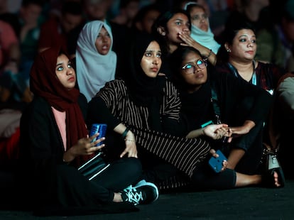 Varias mujeres ven un partido del Mundial en una pantalla gigante en la Fan Zone de Doha, en Qatar. 